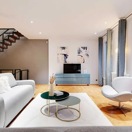 Fabulous House - A Gem In Chic Western Holiday home *